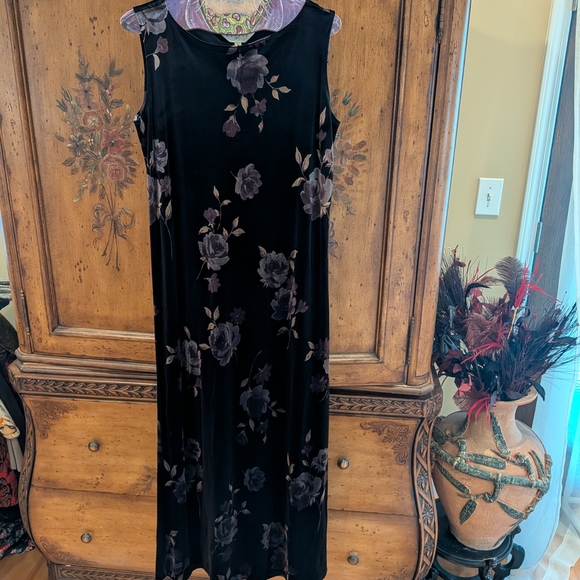 Elegant Black Floral Velvet Maxi Dress - Picture 1 of 6